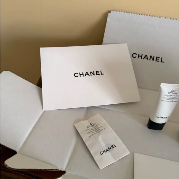 CHANEL AUTHENTIC CC CREAM #10 BEIGE - Picture 6 of 10